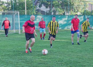 Játékosok küzdenek a labdáért a kiskőrösi amatőr labdarúgó-bajnokság negyedik fordulójának egyik mérkőzésén.