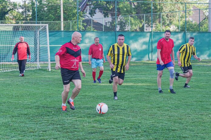 Játékosok küzdenek a labdáért a kiskőrösi amatőr labdarúgó-bajnokság negyedik fordulójának egyik mérkőzésén.