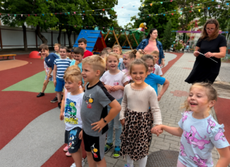 Vidám gyermeknapi programok a kiskőrösi Harangvirág Óvodában – buborékshow, játékok és meglepetések Mosolygó gyermekek a kiskőrösi Harangvirág Óvoda gyermeknapi rendezvényén, ahol játékokkal, buborékshow-val és színes programokkal ünnepeltek.