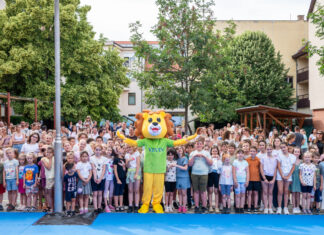 Diákok és pedagógusok a KEVI Petőfi Sándor Evangélikus Iskola köszönetnapi rendezvényén Kiskőrösön