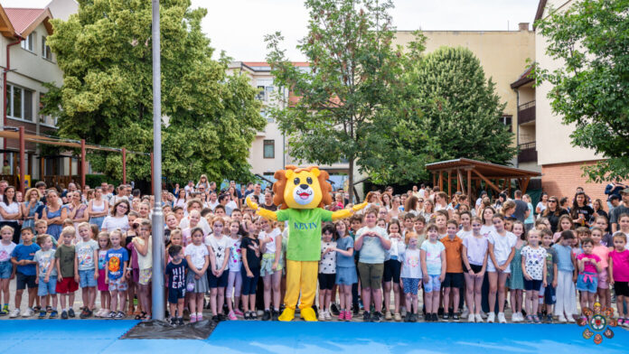 cím Diákok és pedagógusok a KEVI Petőfi Sándor Evangélikus Iskola köszönetnapi rendezvényén Kiskőrösön