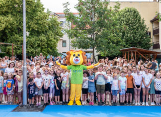 Köszönetnapot tartottak a KEVI-ben – diákok és pedagógusok együtt ünnepeltek Kiskőrösön Diákok és pedagógusok a KEVI Petőfi Sándor Evangélikus Iskola köszönetnapi rendezvényén Kiskőrösön