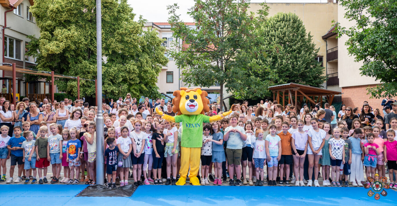 cím Diákok és pedagógusok a KEVI Petőfi Sándor Evangélikus Iskola köszönetnapi rendezvényén Kiskőrösön