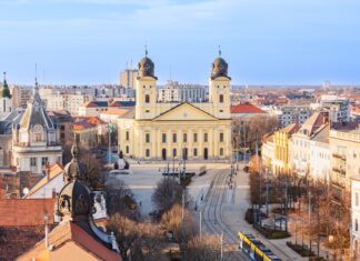 A vidék fővárosa, Debrecen: a város, amely felvette a kesztyűt munkahelyek és élhetőség tekintetében Debrecen városképe modern irodaházakkal, fejlesztésekkel és új beruházásokkal, amelyek a város gazdasági fejlődését jelképezik.