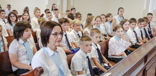 Elismerések és bizonyítványok átadása a kiskőrösi evangélikus templomban