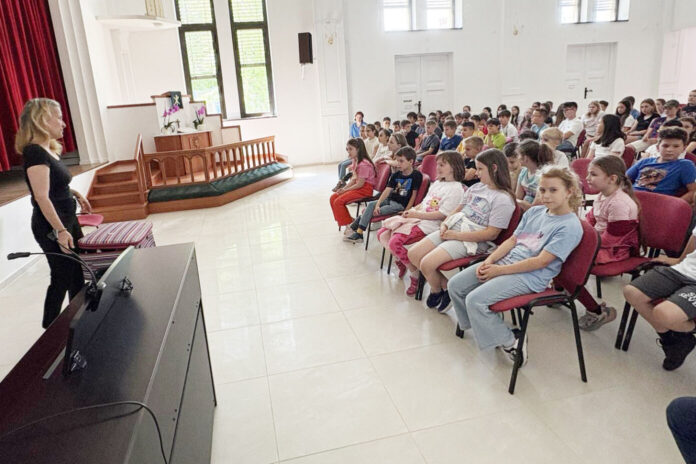 A Magyarországi Német Színház előadói színpadon Kiskőrösön, a német nemzetiségi kulturális program résztvevői előtt.