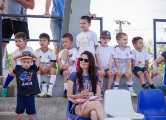 Ovis focis záró összejövetellel búcsúztatták a szezont Kiskőrösön Az ovis foci program résztvevői és edzőik a kiskőrösi szezonzáró összejövetelen, ahol közösen ünnepelték az év eredményeit.