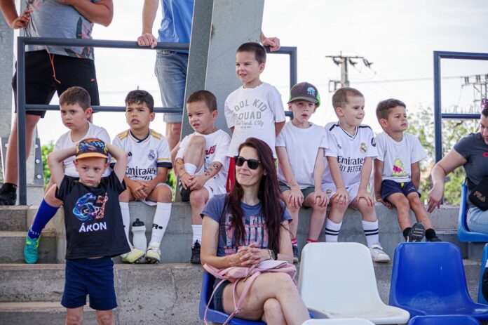 ovifoci-záró (18) Az ovis foci program résztvevői és edzőik a kiskőrösi szezonzáró összejövetelen, ahol közösen ünnepelték az év eredményeit.