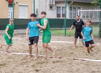 Turbo Run győzelem a kiskőrösi strandfoci kupán – izgalmas meccsek a Rónaszéki Fürdőben Játékosok küzdenek a homokos pályán a III. Rónaszéki Mini Strandfoci Kupán a Kiskőrösi Rónaszéki Fürdőben.