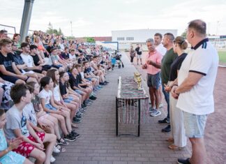 Mintegy 100 kiskőrösi úszó zárta sikeresen a 2025/2026-os versenyszezont A kiskőrösi úszók és edzőik a sikeres 2025/2026-os versenyszezon lezárásakor, közel 100 sportoló részvételével.
