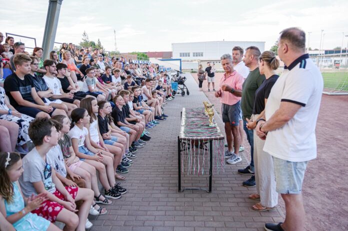 úszás-záró (17) A kiskőrösi úszók és edzőik a sikeres 2025/2026-os versenyszezon lezárásakor, közel 100 sportoló részvételével.