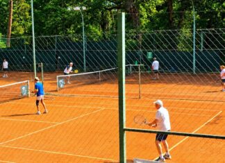 A Kunság-Szesz Zrt. is bemutatkozott a Szív Kupán – sport, egészség és közösségi élmények Balatonfüreden Borítókép alternatív szöveg Teniszmérkőzés a balatonfüredi Szív Kupán, ahol első alkalommal vett részt a Kunság-Szesz Zrt. csapata.