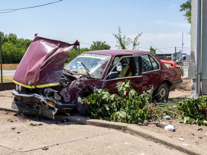 20260714-P7140003 Házfalnak csapódott személyautó Orgoványon, a helyszínen tűzoltók és mentők végzik a műszaki mentést.