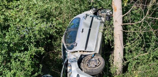 Árokba csapódott a személyautó az 5301-es úton, a sofőrt a tűzoltók szabadították ki a roncsból