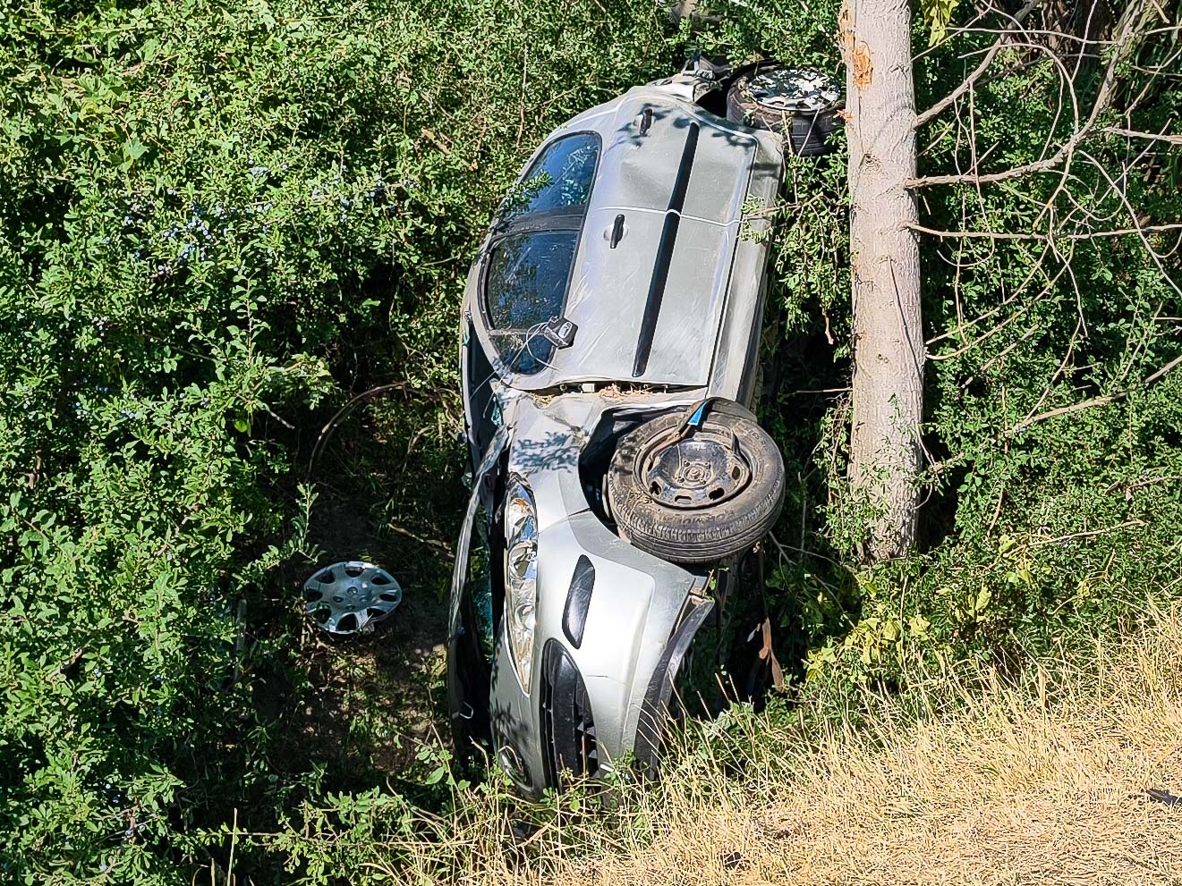 Árokba csapódott a személyautó az 5301-es úton, a sofőrt a tűzoltók szabadították ki a roncsból