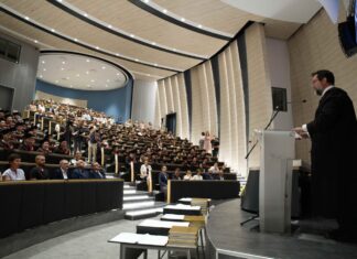 295 hallgató vehette át diplomáját a Neumann János Egyetemen