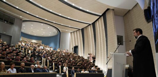 295 hallgató vehette át diplomáját a Neumann János Egyetemen
