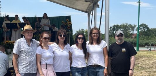 Szikrázó napsütésben zajlik a II. Nyári Alkotói Fesztivál Kiskőrösön – egymást váltják a fellépők a Záportározó-tónál