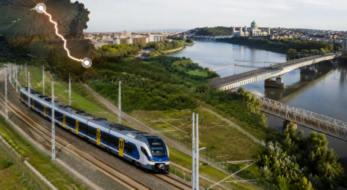 ciml Vonat halad a Budapest–Belgrád vasútvonal magyarországi szakaszán, ahol továbbra is az ETCS biztonsági rendszer engedélyezése késlelteti a személyforgalom elindulását.