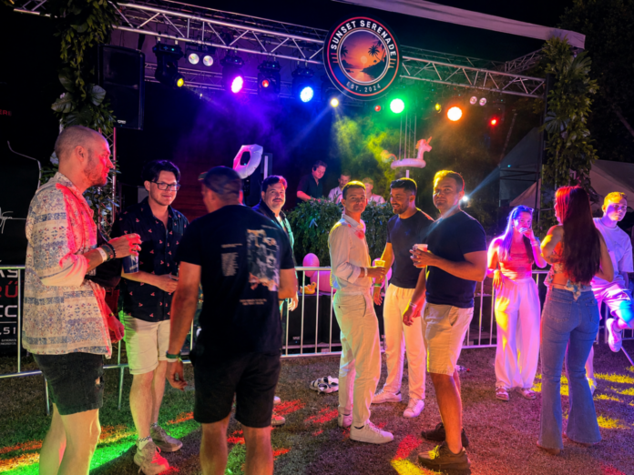 címlap Fiatalok szórakoznak a III. Sunset Serenade rendezvényen a Kiskőrösi Rónaszéki Fürdő partyzónájában 2026 júliusában.