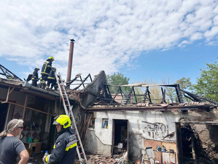 kisk-tűz (3) Tűzoltók oltják a lángoló melléképületet Kiskőrösön, ahol teljes terjedelmében égett a tetőszerkezet.