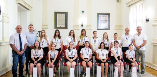 Bajnoki címet ünnepeltek Kiskőrösön – a városházán köszöntötték a Kiskőrösi LC U15-ös lánycsapatát