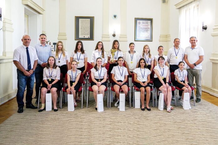 A Kiskőrösi LC U15-ös lány labdarúgócsapatának ünnepélyes köszöntése a Kiskőrösi Polgármesteri Hivatal dísztermében