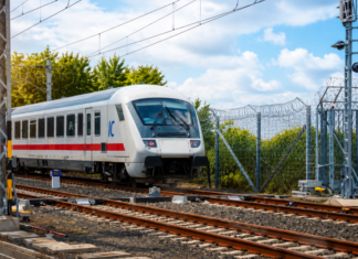 Vitézy Dávid: már ősszel újraindulhat a személyszállítás a Budapest–Belgrád vasútvonalon InterCity vonat a Budapest–Belgrád vasútvonalon, amelyen Vitézy Dávid szerint hamarosan újraindulhat a személyszállítás.