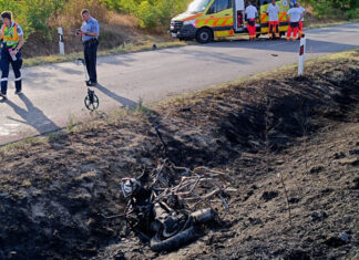 Hatalmas csattanás Izsák határában: kigyulladt a motor, mentőhelikopter érkezett a sofőrért