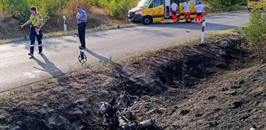 Hatalmas csattanás Izsák határában: kigyulladt a motor, mentőhelikopter érkezett a sofőrért