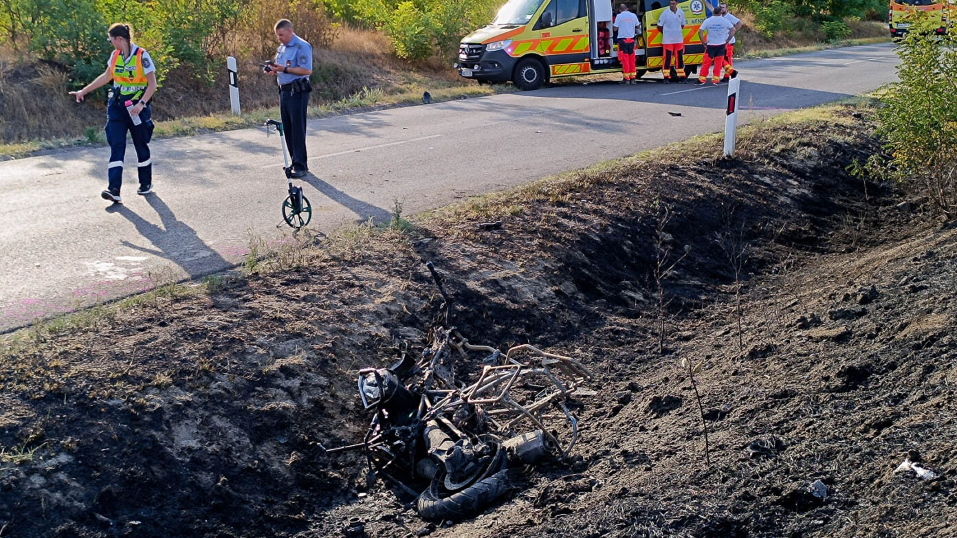 Hatalmas csattanás Izsák határában: kigyulladt a motor, mentőhelikopter érkezett a sofőrért