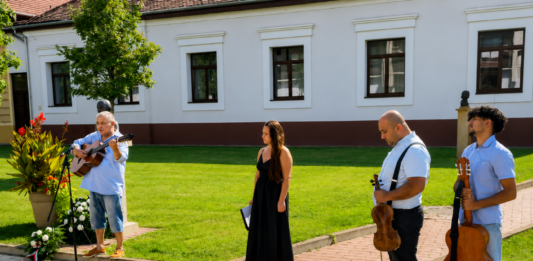 Főhajtással emlékeztek a roma holokauszt áldozataira Kiskőrösön