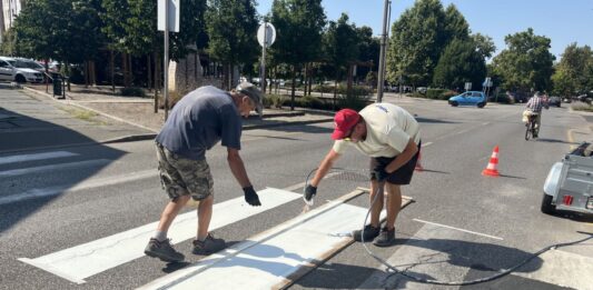 Folyamatosak a nyári karbantartási munkálatok Kiskőrösön – útburkolati jeleket festenek és kátyúznak több utcában