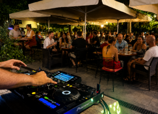 Nyári house party Kiskőrösön a Petőfi Korzó Kávéház teraszán