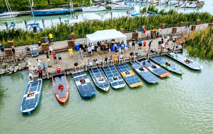 sorban Solar Boat Challenge napenergiával hajtott hajói a balatonalmádi kikötőben