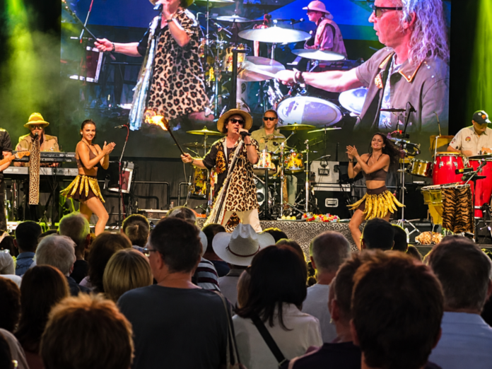 0da089bc-ab18-4b82-9dab-5f272a47e493 R-GO koncert Kiskőrösön Szikora Róberttel és a nagyszínpad előtti közönséggel
