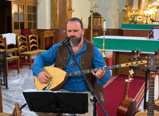 Istenes versek és ősi dallamok töltötték meg a kiskőrösi katolikus templomot Heinczinger Mika koncert Kiskőrösön a Szent József-templomban