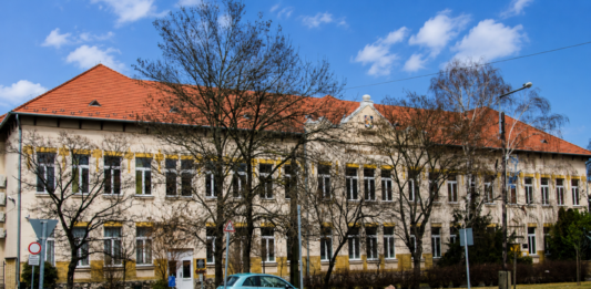 393 diákkal, klimatizált tantermekkel és nemzetközi programokkal indul a tanév a KEVI-ben