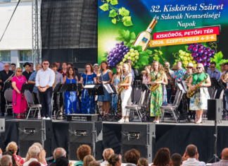Nyáresti fúvósmuzsika töltötte meg a Petőfi teret Kiskőrösön Fúvósmuzsika Kiskőrösön – Kiskőrös Város Fúvószenekara a Petőfi téri nagyszínpadon