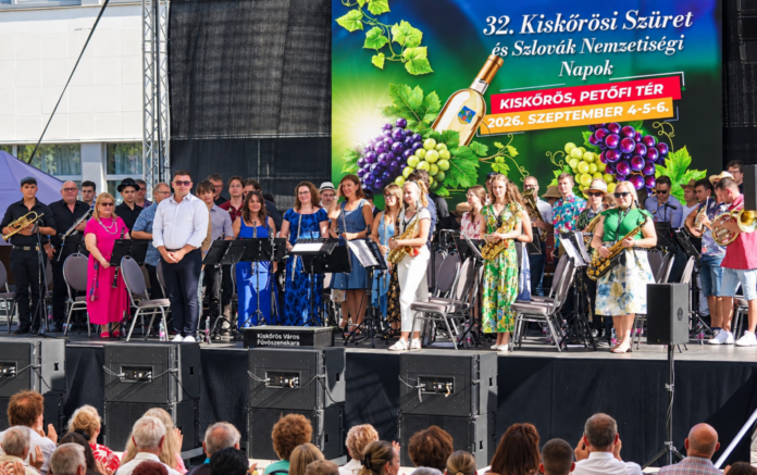 CÍMLAP Fúvósmuzsika Kiskőrösön – Kiskőrös Város Fúvószenekara a Petőfi téri nagyszínpadon