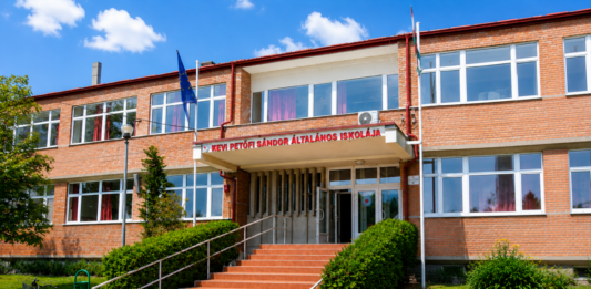 Megújult környezettel és bővülő programkínálattal indult a tanév a KEVI Petőfi Sándor Általános Iskolájában