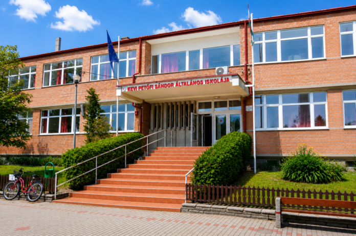 KEVI1 A KEVI Petőfi Sándor Általános Iskola épülete Kiskőrösön
