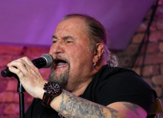 Elhunyt Deák Bill Gyula, a magyar blues legendás alakja térségünkben is többször fellépett Deák Bill Gyula koncert közben Izsákon