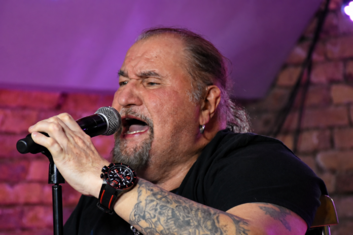 Deák Bill Gyula koncert közben Izsákon