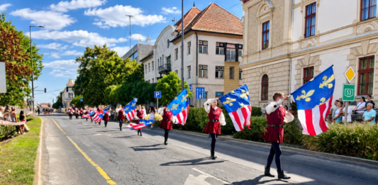 Először mutatkozott be Kiskőrösön a Pavane Zászlóforgató Csoport