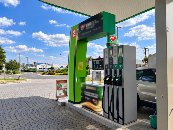 evo Üzemanyagárak Kiskőrösön egy helyi benzinkút árjelző oszlopán