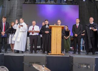 Ökumenikus istentisztelet Kiskőrösön: különleges üzenetekkel zárult a szüreti hétvége Ökumenikus istentisztelet Kiskőrösön a Petőfi téri nagyszínpadnál