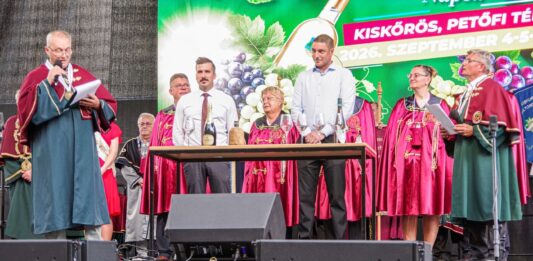 Kitüntetés és borlovagavatás a kiskőrösi szüreti fesztiválon