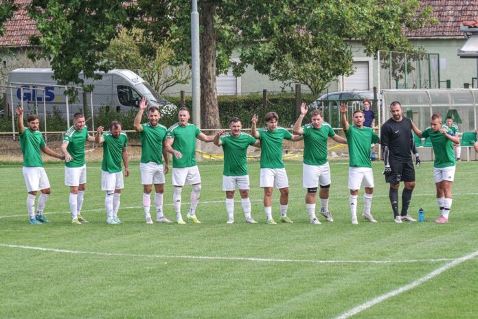 m1foci-kecel-kalocsa (4) Kecel FC és az Anda Kalocsa FC játékosai a keceli bajnoki mérkőzésen