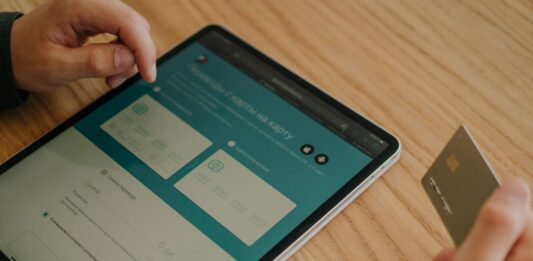 Online bankkártyás fizetés előnyei és hátrányai – Mit jelent a visszaterhelés és a visszatérítés a webshopnak?